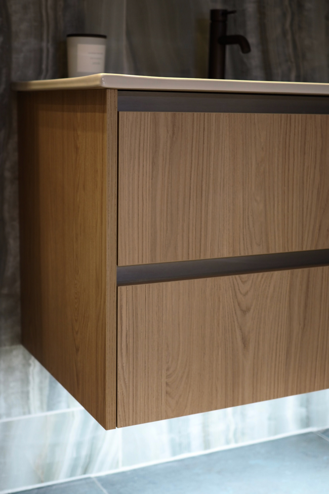 Valaistus allaskalusteen alle