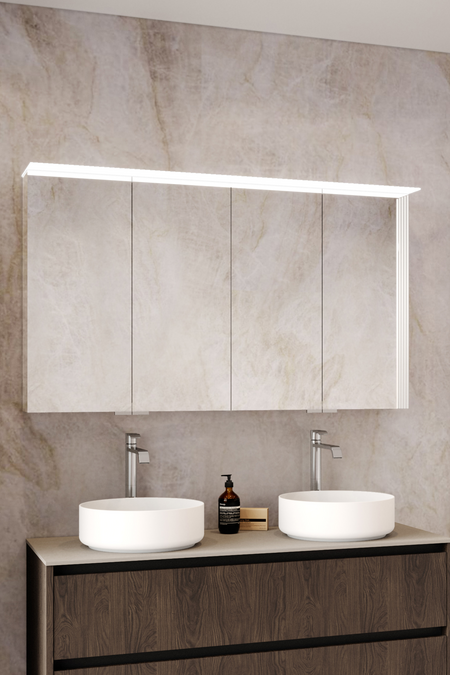 Neljäovinen peilikaappi valolipalla Modena Q13